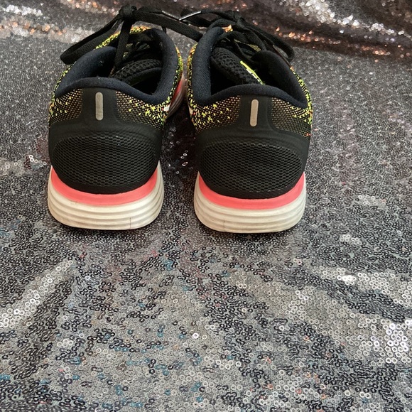 Women’s Nike neon yellow and pink running shoes size 8.5 - Picture 4 of 7